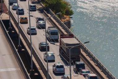 Gürcistan, Tiflis - 25 Eylül 2022: Şehir caddesinde trafik.