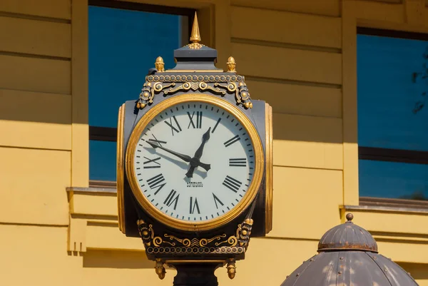 Gürcistan, Tiflis - 25 Eylül 2022: Tiflis 'te sokak saati.