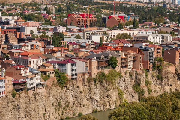 Gürcistan, Tiflis - 25 Eylül 2022: Tiflis 'in tarihi bölgesinde balkonlu evler. Georgia mı? Akşam Manzarası. Gün batımında eski güzel kasaba.