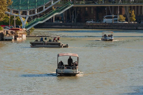 Georgia Tbilisi September 2022 Turister Tar Fritidsbåt Langs Mtkvari Kura – stockfoto