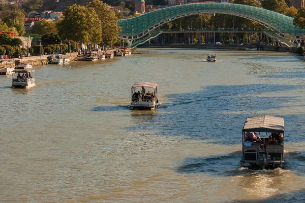 Georgia Tbilisi September 2022 Turister Tar Fritidsbåt Langs Mtkvari Kura – stockfoto