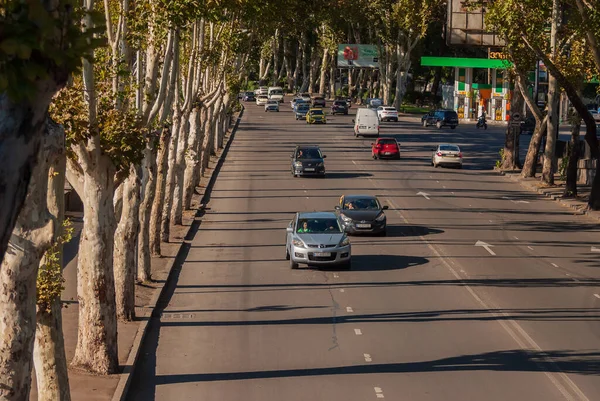 Gürcistan, Tiflis - 25 Eylül 2022: Şehir caddesinde trafik.