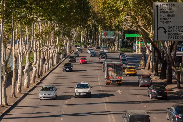 Gürcistan, Tiflis - 25 Eylül 2022: Şehir caddesinde trafik.