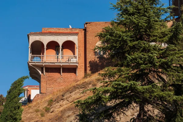 Gürcistan, Tiflis - 25 Eylül 2022: Tiflis 'in tarihi bölgesinde balkonlu evler. Georgia mı? Akşam Manzarası. Gün batımında eski güzel kasaba.