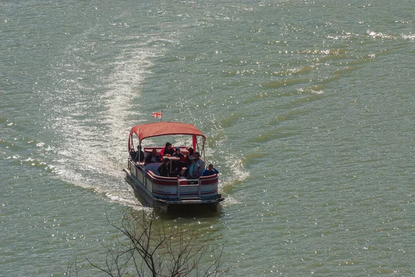 Gruzja Tbilisi Września 2022 Turyści Pływają Statkiem Wycieczkowym Wzdłuż Rzeki — Zdjęcie stockowe