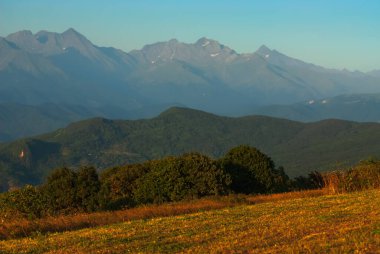 Racha, Georgia 'daki Kafkaslar' ın güzel yaz manzarası.