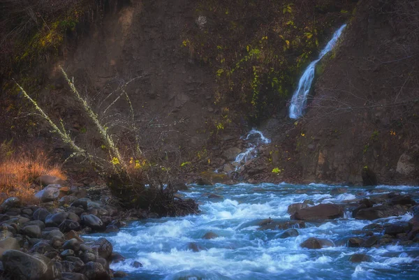 朝の光 秋の季節に流れる美しい急速な川 — ストック写真