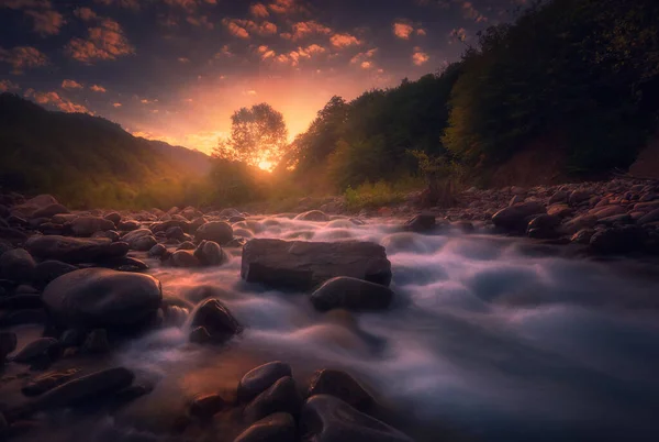 Magischer Sonnenaufgang Über Dem Schnell Fließenden Gebirgsfluss — Stockfoto