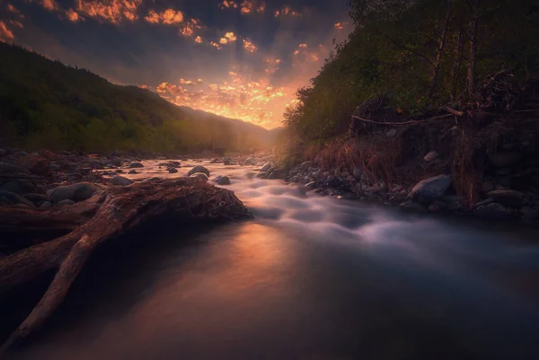 Tramonto Magico Sul Fiume Montagna Che Scorre Veloce — Foto Stock