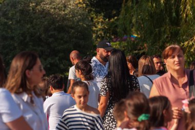 Gürcistan, Tiflis - 2 Ekim 2022: Şehir Parkı 'nda İsimsiz İnsanlar Grubu.