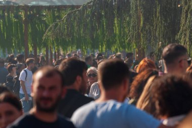 Gürcistan, Tiflis - 2 Ekim 2022: Şehir Parkı 'nda İsimsiz İnsanlar Grubu.