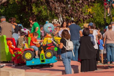 Gürcistan, Tiflis - 2 Ekim 2022: Şehir Parkı 'nda İsimsiz İnsanlar Grubu.