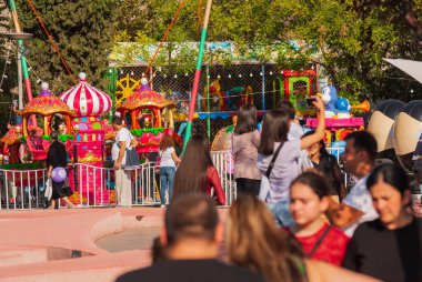 Gürcistan, Tiflis - 2 Ekim 2022: Şehir Parkı 'nda İsimsiz İnsanlar Grubu.