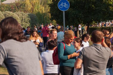 Gürcistan, Tiflis - 2 Ekim 2022: Şehir Parkı 'nda İsimsiz İnsanlar Grubu.