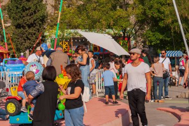 Gürcistan, Tiflis - 2 Ekim 2022: Şehir Parkı 'nda İsimsiz İnsanlar Grubu.
