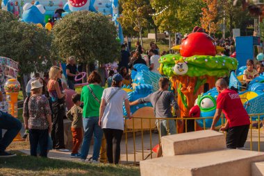 Gürcistan, Tiflis - 2 Ekim 2022: Şehir Parkı 'nda İsimsiz İnsanlar Grubu.