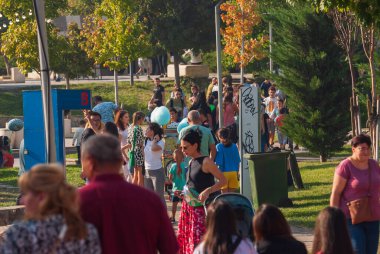 Gürcistan, Tiflis - 2 Ekim 2022: Şehir Parkı 'nda İsimsiz İnsanlar Grubu.