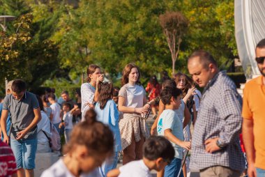 Gürcistan, Tiflis - 2 Ekim 2022: Şehir Parkı 'nda İsimsiz İnsanlar Grubu.