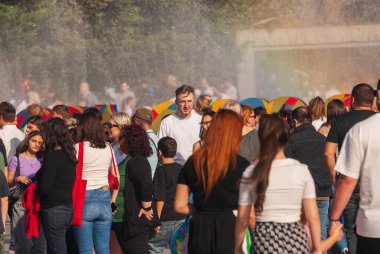 Gürcistan, Tiflis - 2 Ekim 2022: Şehir Parkı 'nda İsimsiz İnsanlar Grubu.