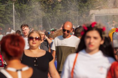 Gürcistan, Tiflis - 2 Ekim 2022: Şehir Parkı 'nda İsimsiz İnsanlar Grubu.