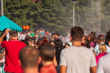 Gürcistan, Tiflis - 2 Ekim 2022: Şehir Parkı 'nda İsimsiz İnsanlar Grubu.