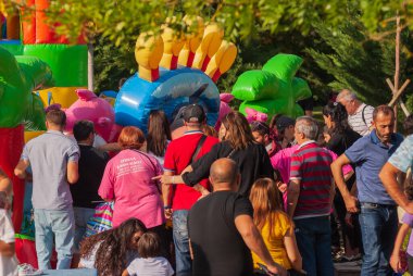 Gürcistan, Tiflis - 2 Ekim 2022: Şehir Parkı 'nda İsimsiz İnsanlar Grubu.