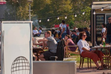 Gürcistan, Tiflis - 2 Ekim 2022: Şehir Parkı 'nda İsimsiz İnsanlar Grubu.