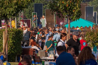 Gürcistan, Tiflis - 2 Ekim 2022: Şehir Parkı 'nda İsimsiz İnsanlar Grubu.