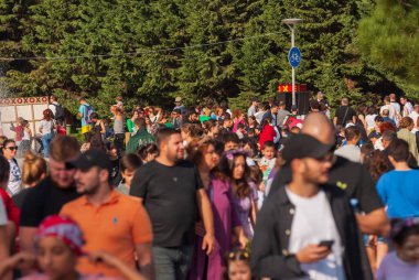 Gürcistan, Tiflis - 2 Ekim 2022: Şehir Parkı 'nda İsimsiz İnsanlar Grubu.