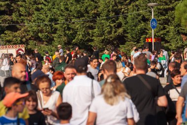 Gürcistan, Tiflis - 2 Ekim 2022: Şehir Parkı 'nda İsimsiz İnsanlar Grubu.