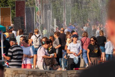 Gürcistan, Tiflis - 2 Ekim 2022: Şehir Parkı 'nda İsimsiz İnsanlar Grubu.