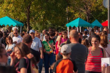 Gürcistan, Tiflis - 2 Ekim 2022: Şehir Parkı 'nda İsimsiz İnsanlar Grubu.