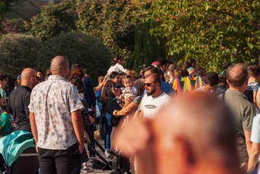 Gürcistan, Tiflis - 2 Ekim 2022: Şehir Parkı 'nda İsimsiz İnsanlar Grubu.