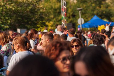 Gürcistan, Tiflis - 2 Ekim 2022: Şehir Parkı 'nda İsimsiz İnsanlar Grubu.