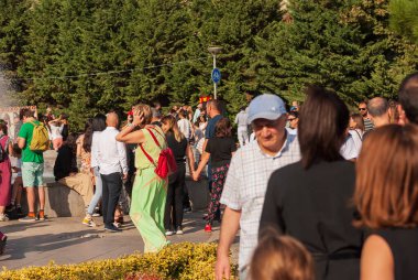 Gürcistan, Tiflis - 2 Ekim 2022: Şehir Parkı 'nda İsimsiz İnsanlar Grubu.