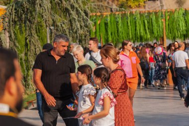 Gürcistan, Tiflis - 2 Ekim 2022: Şehir Parkı 'nda İsimsiz İnsanlar Grubu.