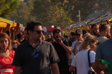 Gürcistan, Tiflis - 2 Ekim 2022: Şehir Parkı 'nda İsimsiz İnsanlar Grubu.