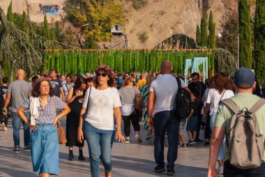 Gürcistan, Tiflis - 2 Ekim 2022: Şehir Parkı 'nda İsimsiz İnsanlar Grubu.