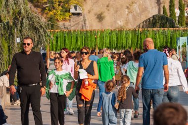 Gürcistan, Tiflis - 2 Ekim 2022: Şehir Parkı 'nda İsimsiz İnsanlar Grubu.