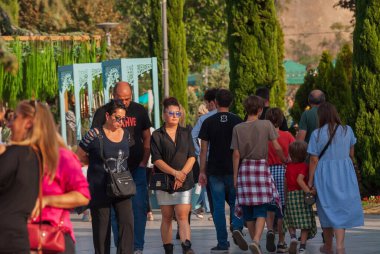 Gürcistan, Tiflis - 2 Ekim 2022: Şehir Parkı 'nda İsimsiz İnsanlar Grubu.