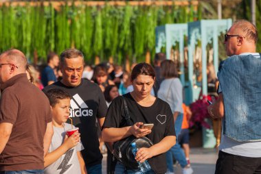 Gürcistan, Tiflis - 2 Ekim 2022: Şehir Parkı 'nda İsimsiz İnsanlar Grubu.