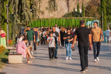 Gürcistan, Tiflis - 2 Ekim 2022: Şehir Parkı 'nda İsimsiz İnsanlar Grubu.