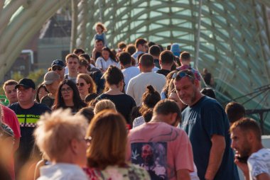 Gürcistan, Tiflis - 2 Ekim 2022: Şehir Parkı 'nda İsimsiz İnsanlar Grubu.