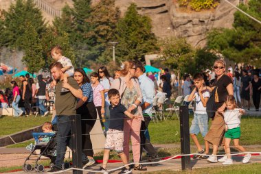 Gürcistan, Tiflis - 2 Ekim 2022: Şehir Parkı 'nda İsimsiz İnsanlar Grubu.