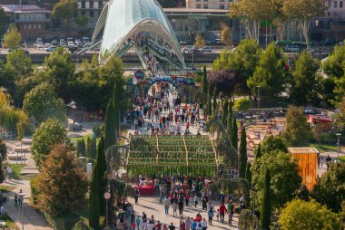 Gürcistan, Tiflis - 2 Ekim 2022: Şehir Parkı 'nda İsimsiz İnsanlar Grubu.