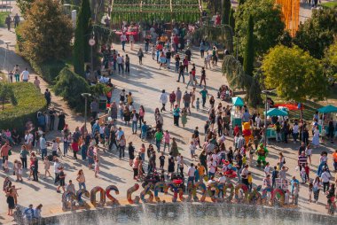 Gürcistan, Tiflis - 2 Ekim 2022: Şehir Parkı 'nda İsimsiz İnsanlar Grubu.