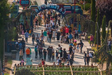 Gürcistan, Tiflis - 2 Ekim 2022: Şehir Parkı 'nda İsimsiz İnsanlar Grubu.