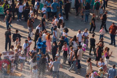 Gürcistan, Tiflis - 2 Ekim 2022: Şehir Parkı 'nda İsimsiz İnsanlar Grubu.