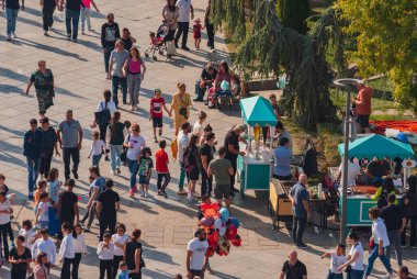 Gürcistan, Tiflis - 2 Ekim 2022: Şehir Parkı 'nda İsimsiz İnsanlar Grubu.