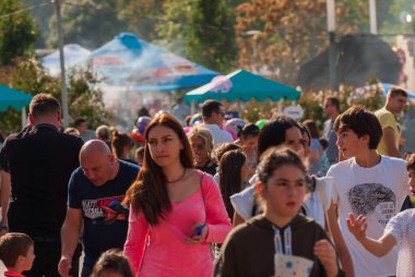 Gürcistan, Tiflis - 2 Ekim 2022: Şehir Parkı 'nda İsimsiz İnsanlar Grubu.